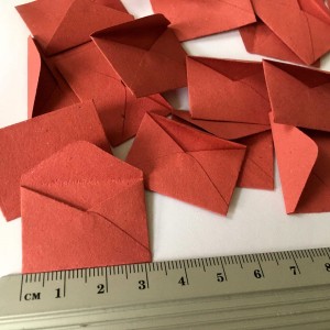 50 szt miniaturowe koperty CZERWONE mini 3,1x2,2cm scrapbooking lapbook