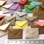 50 szt miniaturowe koperty KOLOROWE mini 3,1x2,2cm scrapbooking lapbook