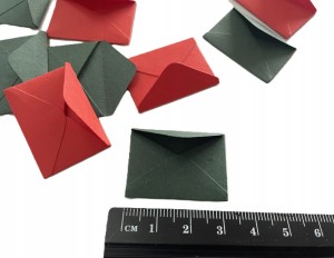 50 szt miniaturowe koperty CZERWONE ZIELONE mini 3,1x2,2cm scrapbooking