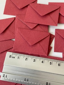 50 szt miniaturowe koperty czerwone makulaturowe mini 3x4,3 cm lapbook