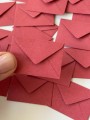 25-szt-miniaturowe-koperty-czerwone-makulaturowe-mini-3x4-3-cm-lapbook-Kod-producenta-minikoperty3.jpg