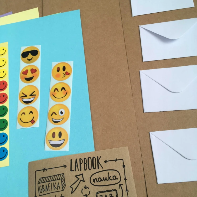 Zestaw-2-szt-lapbook-KRAFT-A4-grafiki-DIY-naklejki-papiery-teczki-teczka-Wiek-dziecka-3-lata.jpg